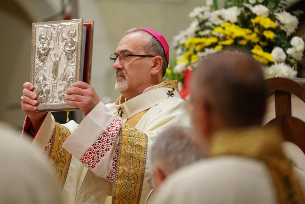 Der amtierende lateinische Patriarch von Jerusalem, Pierbattista Pizzaballa, leitet die Mitternachtsmesse in der Geburtskirche der Heiligen Katharina in Bethlehem.