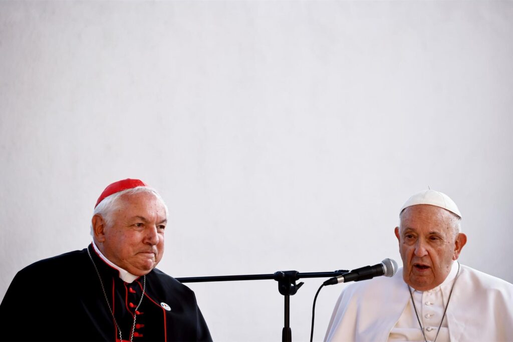 Papst Franziskus (r) hält neben Kardinal Jean-Marc Aveline eine Rede bei einem privaten Treffen mit Menschen in wirtschaftlicher Not im Haus der Missionare der Nächstenliebe.  