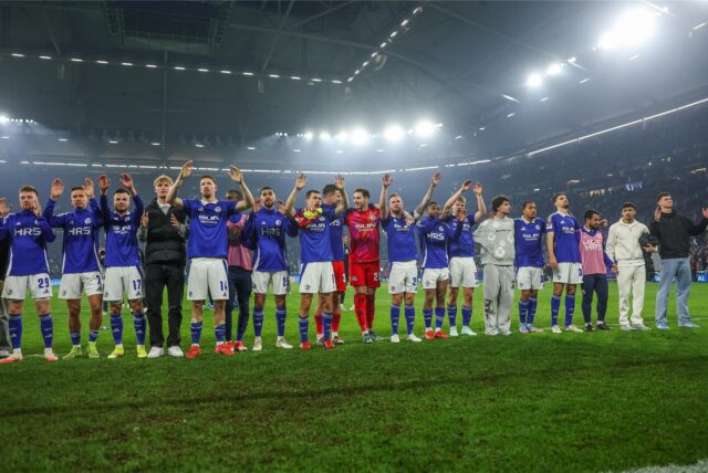 Schalkes Mannschaft jubelt mit den Fans nach dem 2:2 gegen den Hamburger SV.