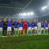 Schalkes Mannschaft jubelt mit den Fans nach dem 2:2 gegen den Hamburger SV.