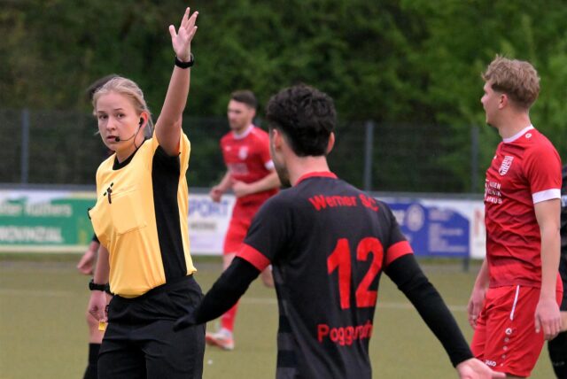 Nina Werthschulte, FLVW Schiedsrichterin im Kreis Iserlohn, bei der Partie Werner SC gegen Eintracht Ahaus.