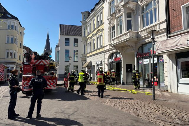 Feuerwehrauto steht vor dem Imbiss Multi Kebap in der Bahnhofstraße in Unna