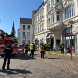 Feuerwehrauto steht vor dem Imbiss Multi Kebap in der Bahnhofstraße in Unna
