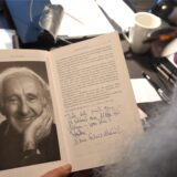 Erich Schild, später Eric Schildkraut, gehörte zu den schnellsten Sprintern seiner Zeit. Später arbeitete er als Schauspieler. Hier hält der Selmer Künstler Heinz Cymontkowski ein signiertes Buch-Exemplar.
