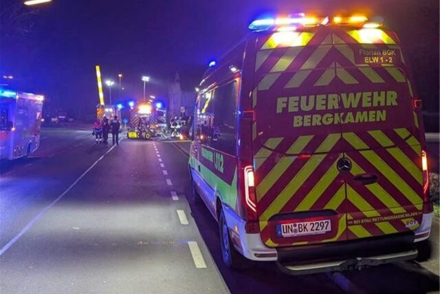 Ein Feuerwehrfahrzeug steht auf der Landwehrstraße in Bergkamen-Mitte.
