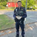Ein Bochumer Polizist hält ein verletztes Kaninchenbaby in den Händen.