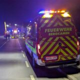 Ein Feuerwehrfahrzeug steht auf der Landwehrstraße in Bergkamen-Mitte.
