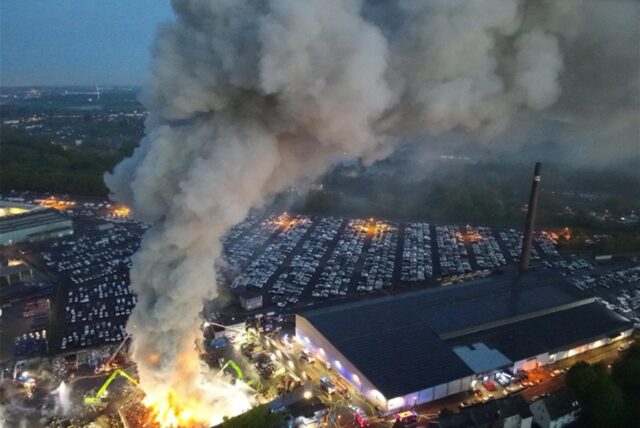 Großbrand auf Schrottplatz: Flammen und Rauch steigen in den nächtlichen Himmel über dem Essener Stadtteil Altenessen.