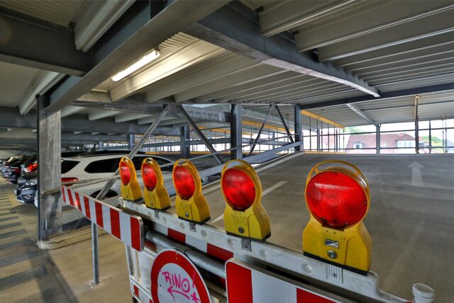 Eine Absperrung im Parkhaus am Bahnhof in Kamen
