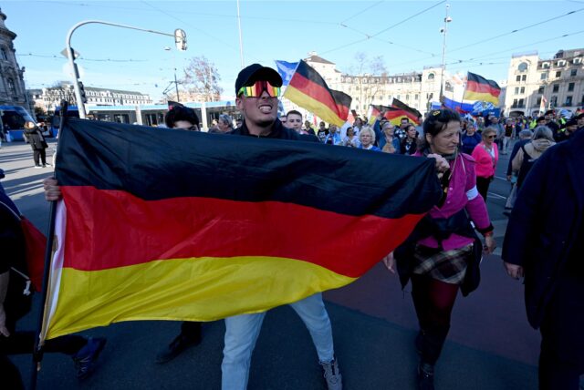 Demonstranten zogen bei einem Protestmarsch im Rahmen bundesweiter Demonstrationen unter dem Motto „Gemeinsam für Deutschland“ Ende März durch München. Auch in Dortmund ist am Samstag (26.4.) ein solcher Aufzug geplant.