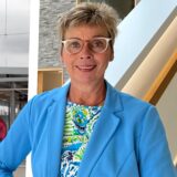 Bürgermeisterin Ulrike Drossel (rechts im Bild) neben einem Foto vom Bahnhof in Holzwickede. (Bildermontage)