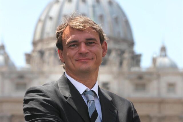 Andreas Englisch, im Hintergrund Petersdom