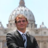 Andreas Englisch, im Hintergrund Petersdom