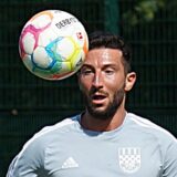 Deniz Malik Celiktas schaut auf den Ball.