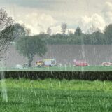 Feuerwehren stehen an der Töddinghauser Straße in Bergkamen. Feuerwehrleute löschen die Reste eines Osterfeuers.