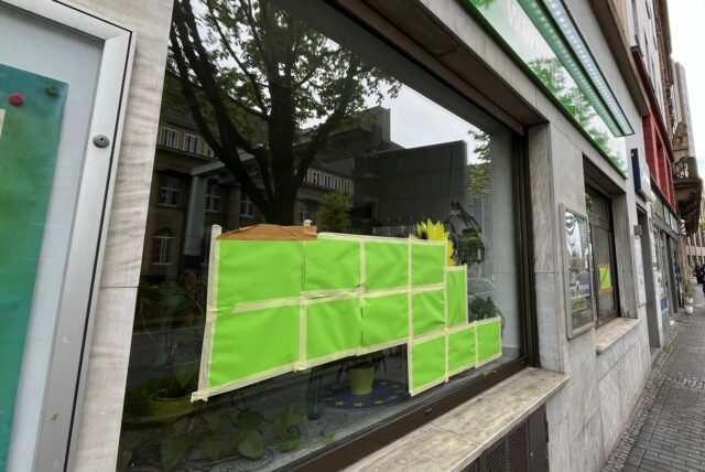 Die überklebten Schmierereien am Parteibüro der Grünen in Dortmund.