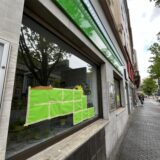 Die überklebten Schmierereien am Parteibüro der Grünen in Dortmund.