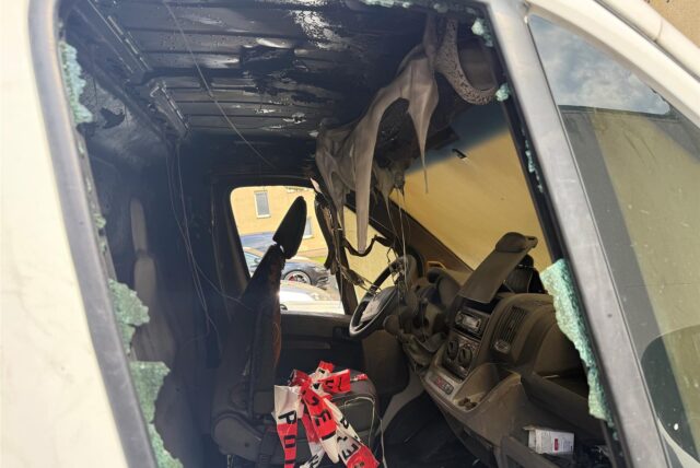 An der Gneisenaustraße ist ein Kastenwagen in Brand geraten. Die Polizei ermittelt wegen Brandstiftung und sucht Zeugen.