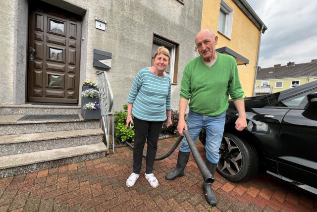 Horst und Irmtraud Bachmann wohnen auf der Kleiststraße in Bergkamen. Hier stehen sie vor ihrem Haus.