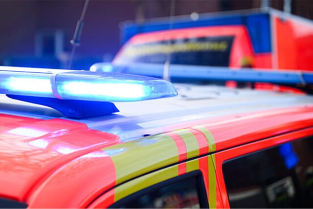 Ein Blaulicht leuchtet auf dem Dach eines Einsatzwagens