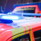 Ein Blaulicht leuchtet auf dem Dach eines Einsatzwagens