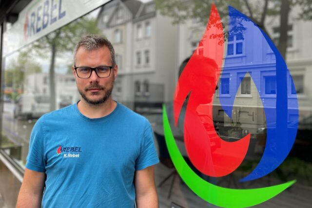 Kevin Rebel, Chef des gleichnamigen Heizung-, Sanitär- und Klimabetriebs in Huckarde, steht vor seinem Ladenlokal.