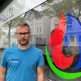 Kevin Rebel, Chef des gleichnamigen Heizung-, Sanitär- und Klimabetriebs in Huckarde, steht vor seinem Ladenlokal.