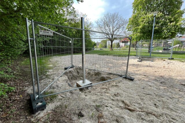 Die defekte Beachvolleyballanlage im Sesekepark in Kamen.