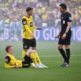 Pascal Groß steht neben Maximilian Beier.
