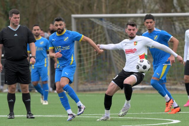 Youssef Yesilmen schaut dem Ball hinterher.