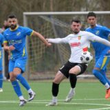 Youssef Yesilmen schaut dem Ball hinterher.