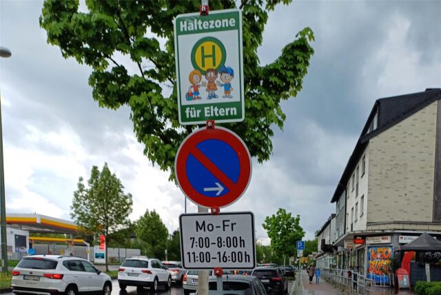 Eine Elternhaltestelle an der Kurt-Schumacher-Straße