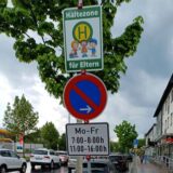 Eine Elternhaltestelle an der Kurt-Schumacher-Straße