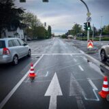 Warnhütchen auf der Straße vor einer Ampelanlage in Unna