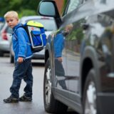 Junge vor Auto