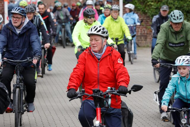 Viele Menschen fahren mit ihren Fahrrädern durch Fröndenberg.