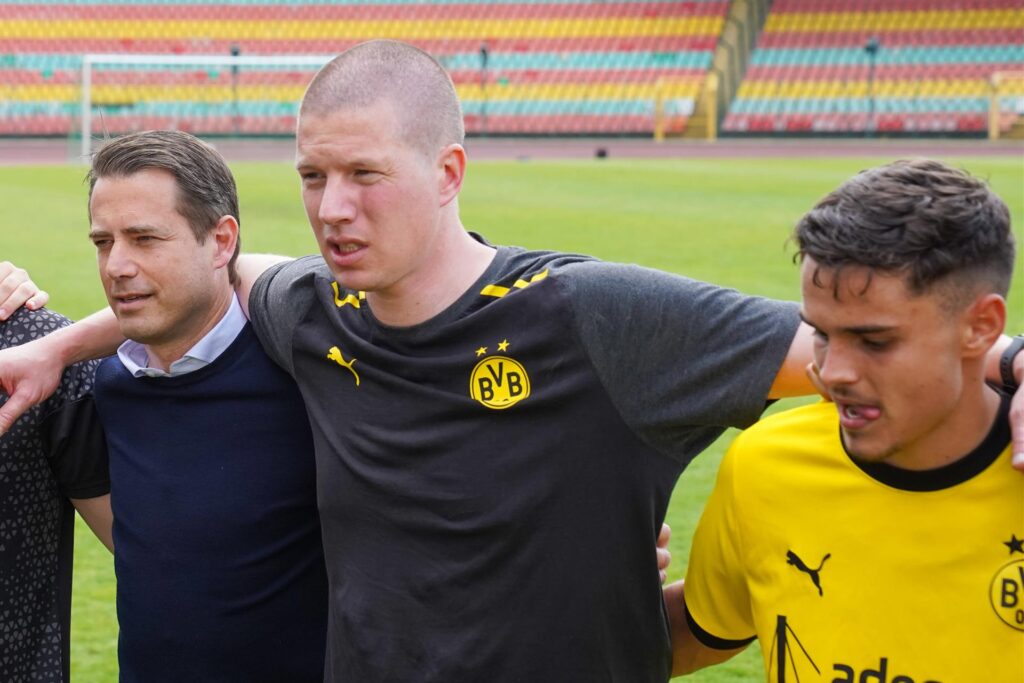 Mike Tullberg umarmt Lars Ricken und Kjell Wätjen. Mike Tullberg umarmt Lars Ricken und Kjell Wätjen.