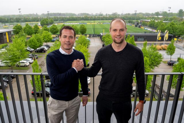 Lars Ricken klatscht mit Paul Schaffran ab.