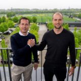 Lars Ricken klatscht mit Paul Schaffran ab.