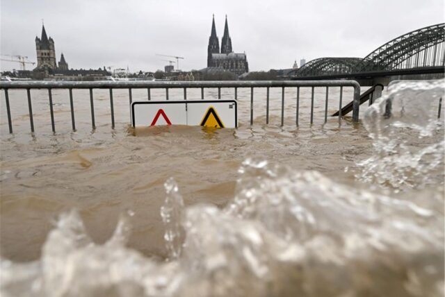 Blick auf den Hochwasser führenden Rhein vor dem Dom und der Hohenzollernbrücke. Alle Bürger in Nordrhein-Westfalen können ab sofort prüfen, ob ihr Zuhause von Starkregen, Hochwasser oder gar Überflutung bedroht ist.