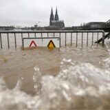 Blick auf den Hochwasser führenden Rhein vor dem Dom und der Hohenzollernbrücke. Alle Bürger in Nordrhein-Westfalen können ab sofort prüfen, ob ihr Zuhause von Starkregen, Hochwasser oder gar Überflutung bedroht ist.