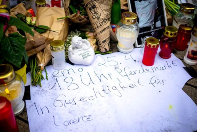 Kerzen und Blumen liegen an einer Gedenkstelle in Oldenburg für den jungen Mann, der von einem Polizisten erschossen wurde.
