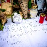 Kerzen und Blumen liegen an einer Gedenkstelle in Oldenburg für den jungen Mann, der von einem Polizisten erschossen wurde.
