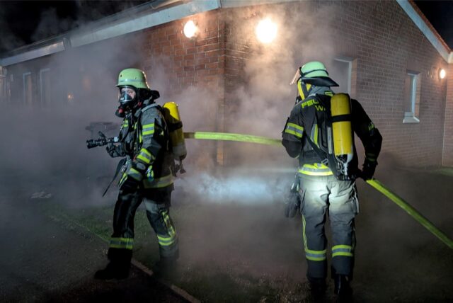 Feuerwehrleute am Sportzentrum Dahl in Werne
