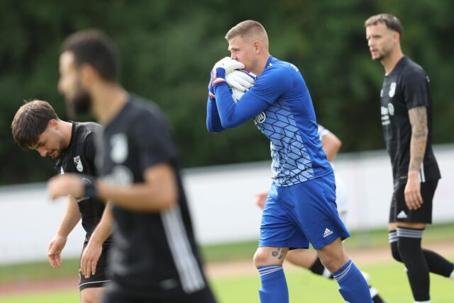 Jan Zollinger von Eintracht Werne hält einen Ball fest.