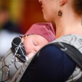Eine Frau hält ein Baby auf dem Arm.