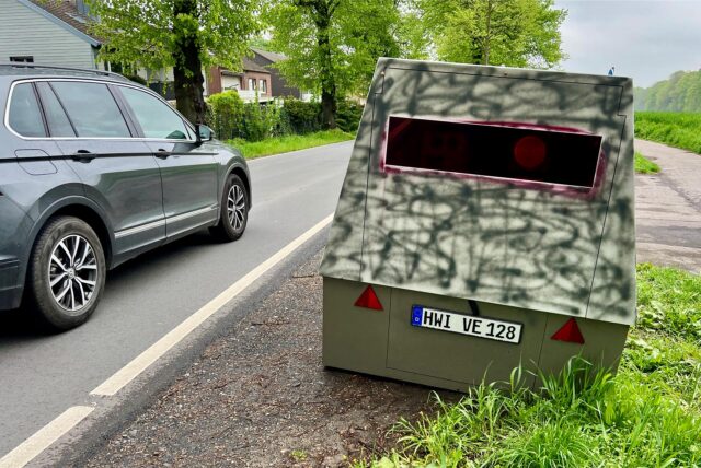 Der mobile Superblitzer auf der Massener Straße in Holzwickede.