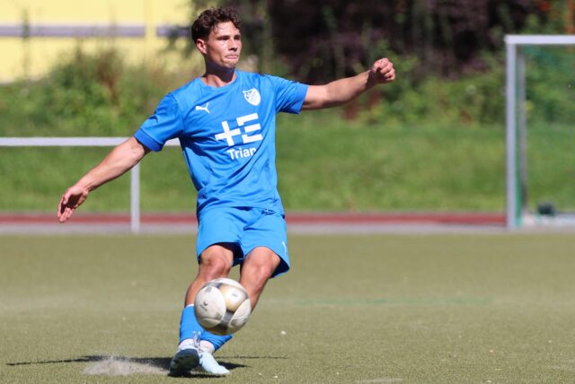 Luca Frenzel von BW Alstedde spielt den Ball.