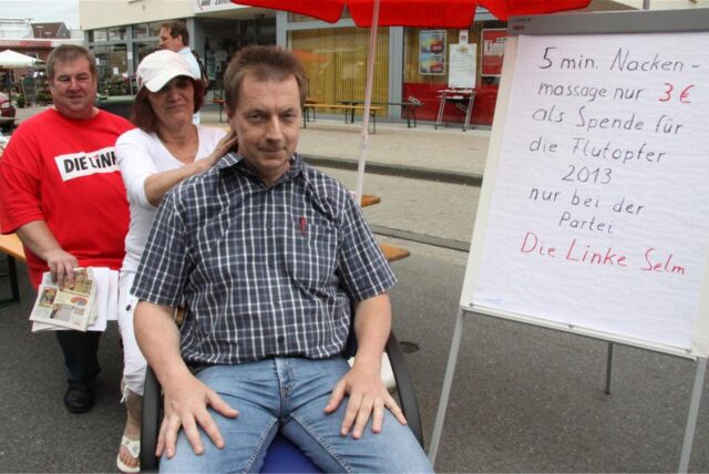 Udo Gabriel von Die Linke sitzt in einem Stuhl in der Selmer Innenstadt.
