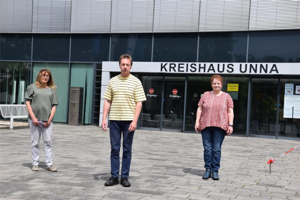 Die Linkenpolitiker Udo Gabriel (Mitte), Petra Weber (links) und Katja Wohlgemuth (rechts) stehen im Jahr 2020 vor dem Kreishaus in Unna. Die Linkenpolitiker Udo Gabriel (Mitte), Petra Weber (links) und Katja Wohlgemuth (rechts) stehen im Jahr 2020 vor dem Kreishaus in Unna.